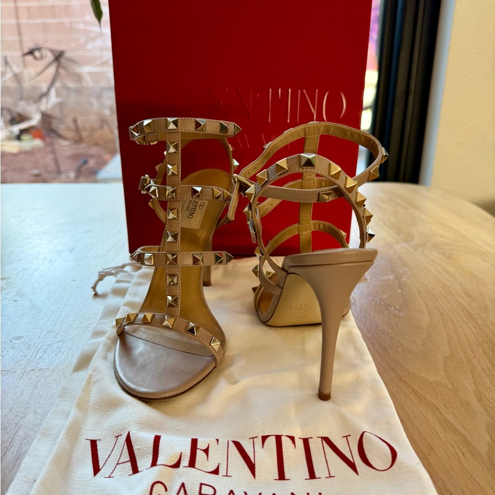 Valentino Garavani Rockstud Sandals in Poudre - Size 37.5 (7.5) - Picture 3 of 5